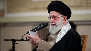 Верховный лидер Ирана аятолла Али Хаменеи выступает на встрече со студентами в Тегеране.